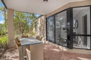 un patio al aire libre con mesa y sillas en Club Wyndham Pokolbin Hill, en Pokolbin