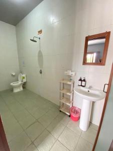 Ένα μπάνιο στο Tyana Private Room in Batu Bolong 26