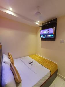 TV a/nebo společenská místnost v ubytování Hotel Powai Residency