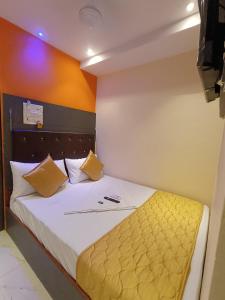 Postel nebo postele na pokoji v ubytování Hotel Powai Residency