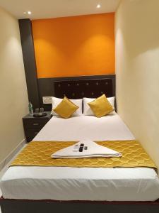 Postel nebo postele na pokoji v ubytování Hotel Powai Residency