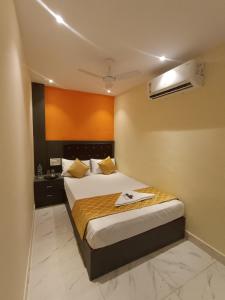 Postel nebo postele na pokoji v ubytování Hotel Powai Residency