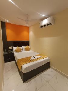 Postel nebo postele na pokoji v ubytování Hotel Powai Residency