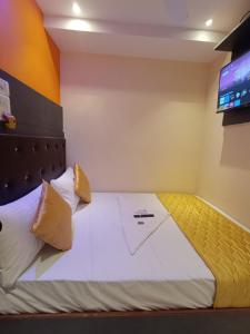 Postel nebo postele na pokoji v ubytování Hotel Powai Residency