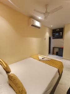 Postel nebo postele na pokoji v ubytování Hotel Powai Residency