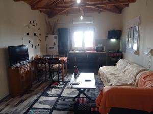 ein Wohnzimmer mit einem Sofa und einem Tisch in der Unterkunft zikos house in Monemvasia