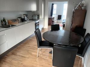 cocina con mesa y sillas en Fully equipped apartment, 15 min to Center, en Copenhague
