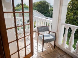 une chaise sur la terrasse couverte d'une maison dans l'établissement Kelkiewyn Waterkloof Guesthouse, à Pretoria