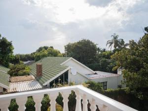 Casa blanca con techo verde en Kelkiewyn Waterkloof Guesthouse, en Pretoria