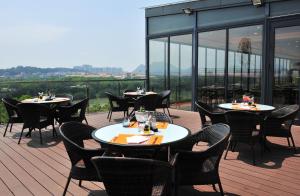 a restaurant with tables and chairs on a deck at Sheraton Guilin Hotel in Guilin