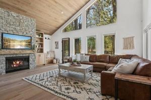 Una sala de estar con un sofá y una chimenea. en Heavenly Hideaway Near Slopes and Hot Tub, en Big Bear Lake