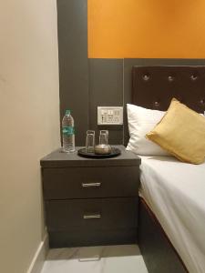 Postel nebo postele na pokoji v ubytování Hotel Powai Residency