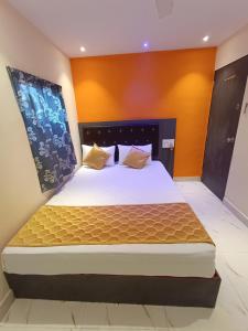 Postel nebo postele na pokoji v ubytování Hotel Powai Residency