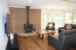 a living room with a brick wall and a fireplace at Villa Del Mar in Myola