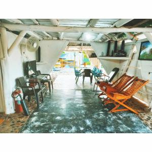 una habitación con un montón de sillas y mesas en Posada Campestre en Doradal, en Puerto Triunfo