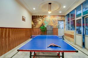 una mesa de ping pong en una habitación con un mural en Hotel Varuni- On Mall Road, Mcleod Ganj, Dharamshala, en Dharamshala