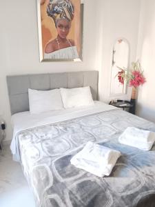 - un grand lit avec 2 oreillers dans l'établissement Cozy fully equipped apartment Thessaloniki, à Thessalonique