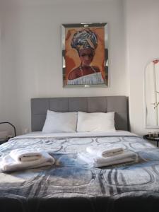 - une chambre avec un lit et 2 serviettes dans l'établissement Cozy fully equipped apartment Thessaloniki, à Thessalonique