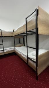 سرير بطابقين أو أسرّة بطابقين في غرفة في Jansyn Hostel