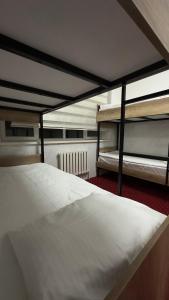 Jansyn Hostel في كاراكول: سرير في غرفة بسريرين بطابقين