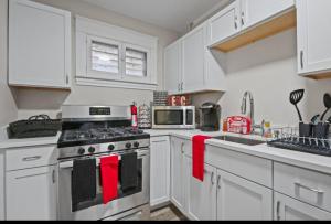 Η κουζίνα ή μικρή κουζίνα στο St Paul Fry Street Den Office Suite