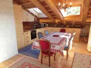 cocina con mesa y sillas en una habitación en CORTINA LODGE en Cortina dʼAmpezzo