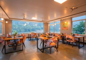 Moustache Rishikesh Riverside Resort餐厅或其他用餐的地方