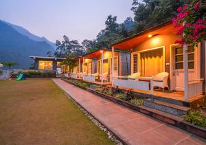 瑞诗凯诗Moustache Rishikesh Riverside Resort的度假村的一排别墅
