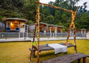 Moustache Rishikesh Riverside Resort外面的花园