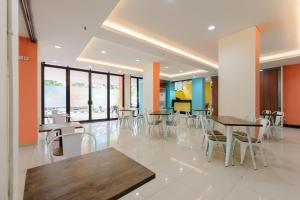 勿加泗的住宿－Sans Hotel Green Bekasi by RedDoorz，大楼内带桌椅的用餐区