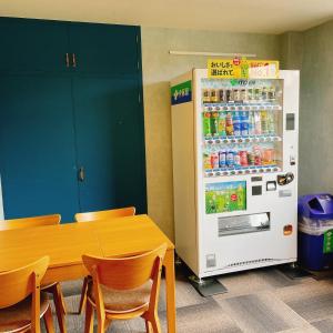 um frigorífico num quarto com uma mesa e cadeiras em Cate no mori - Vacation STAY 30749v em Shime