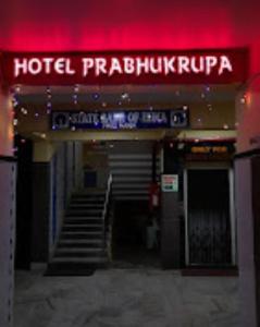 een hotelgebouw met een bord met vierkante meter bij Hotel Prabhu Krupa, Bhubaneswar in Bhubaneshwar