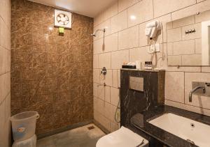 Moustache Rishikesh Riverside Resort的一间浴室