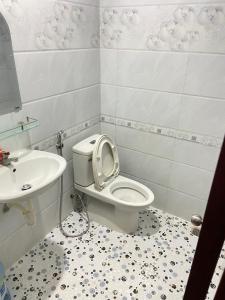 a bathroom with a toilet and a sink at Nhà nghỉ Vân Anh in Ấp Rạch Mẹo