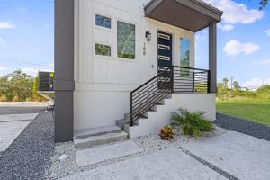 una casa blanca con una escalera al frente en Riberia Street Retreat, en St. Augustine 28 fotos más