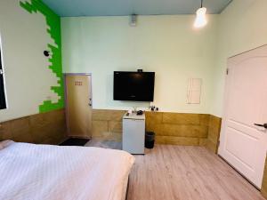 TV a/nebo společenská místnost v ubytování Zhixinyuan B&B