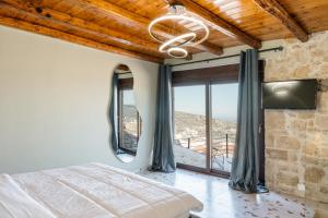 1 dormitorio con cama y ventana grande en Athali villa en Krousón