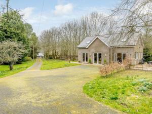 una casa con una entrada delante de ella en 1 Bed in Nantyglo 58304 en Nantyglo