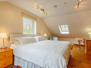 Un dormitorio con una gran cama blanca y una ventana en 1 Bed in Nantyglo 58304 en Nantyglo