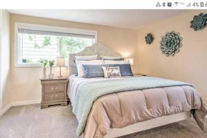 a bedroom with a bed and a window at Tranquil Cottage Walk Downtown in Great Falls