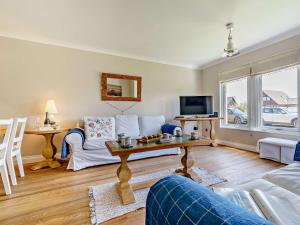 uma sala de estar com um sofá e uma mesa em 2 Bed in Beadnell CN028 em Beadnell