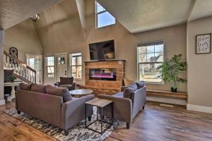 Χώρος καθιστικού στο Spacious Home With Hot Tub
