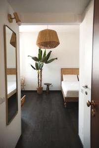 Zimmer mit einem Schlafzimmer mit einem Bett und einem Spiegel in der Unterkunft Santa Gloria - (150 m dalla metro) in Sesto San Giovanni