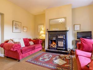 A seating area at 2 Bed in Otterburn 66305