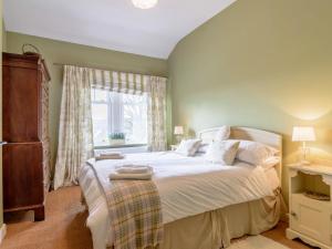 A bed or beds in a room at 2 Bed in Otterburn 66305