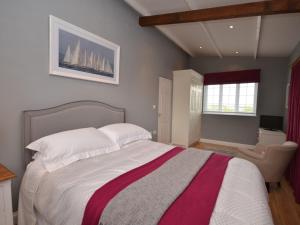 ein Schlafzimmer mit einem großen Bett und einem Fenster in der Unterkunft 1 Bed in Street 60555 in Walton