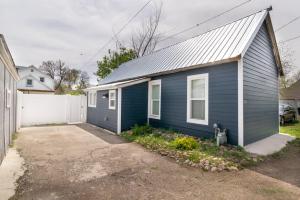 una casa azul con una valla blanca en Cozy Great Falls Retreat., en Great Falls