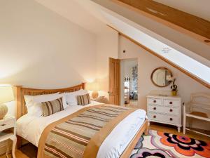 ein Schlafzimmer mit einem großen Bett und einer Treppe in der Unterkunft 3 Bed in Harbottle 61257 in Harbottle