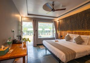 Moustache Rishikesh Riverside Resort客房内的一张或多张床位