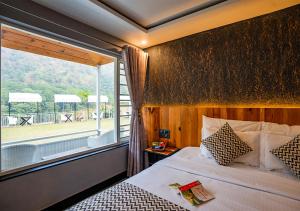 Moustache Rishikesh Riverside Resort客房内的一张或多张床位